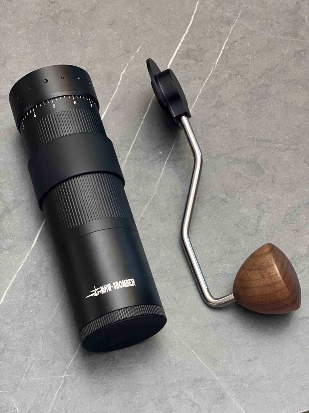 review-4-1 MHW-3BOMBER R3 grinder body with burrs visible